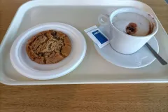 Cappucino-Abflughalle-Alicante